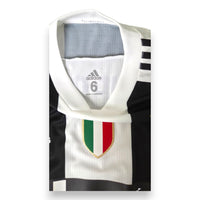 Dettaglio collo maglia Juventus Home Player Issued 2018-19 – Adidas Climachill – scudo tricolore campione d'Italia