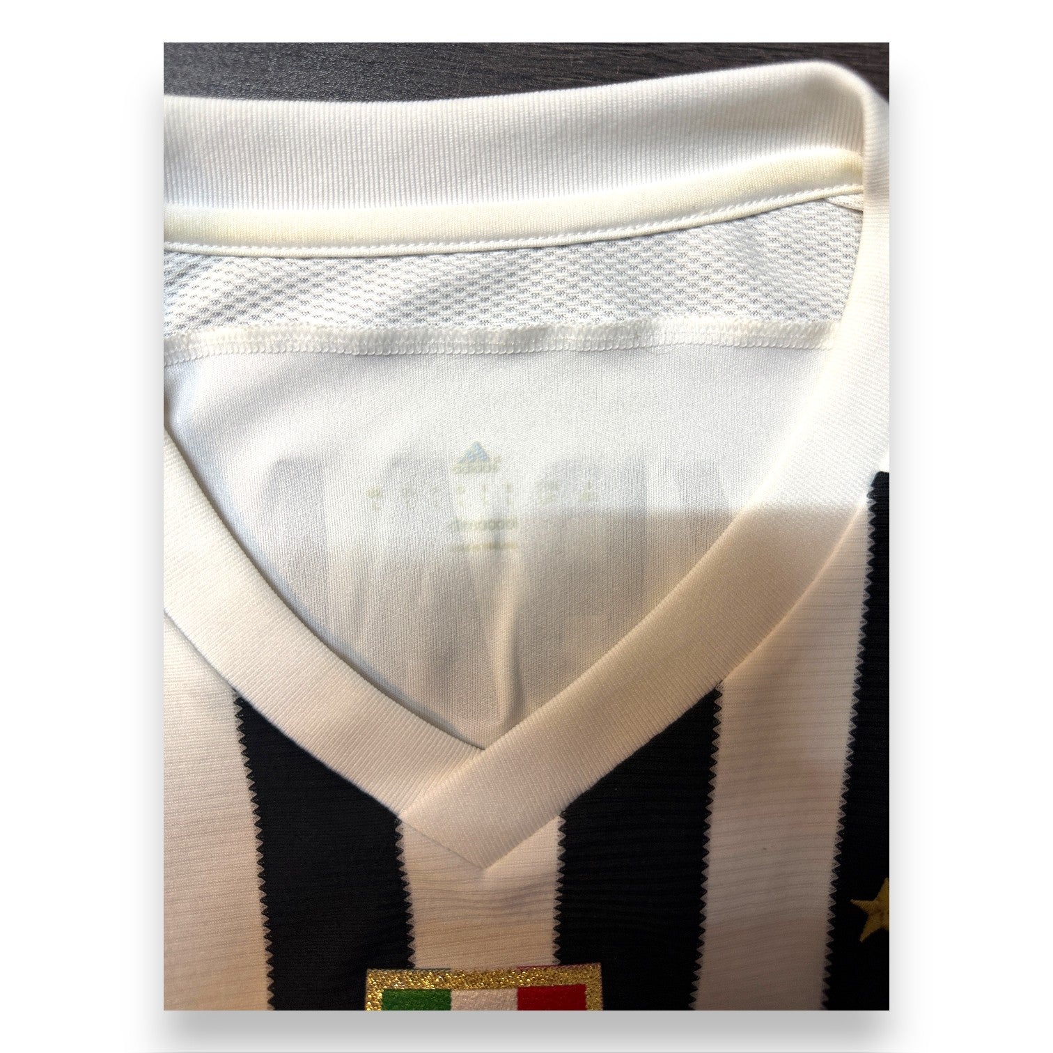 Dettaglio colletto e scudetto tricolore – maglia Juventus Home 2015-16 Adidas