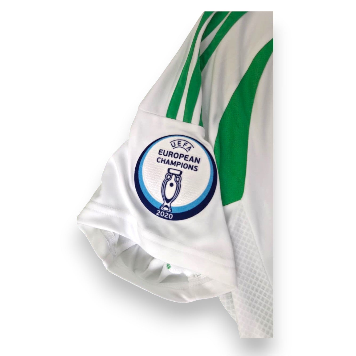 Dettaglio patch UEFA European Champions 2020 – maglia Italia Away 2024 Adidas