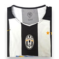 Dettaglio colletto, scudetto Juventus e tag Nike Total 90 taglia XL