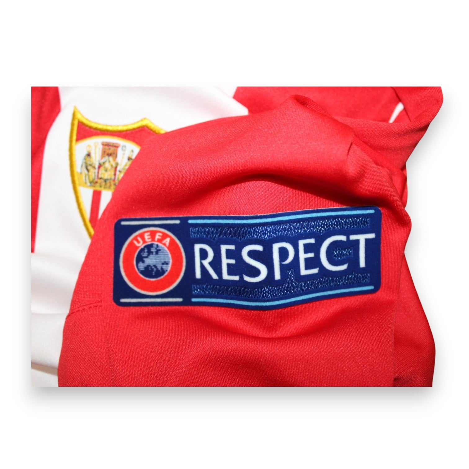 Dettaglio patch UEFA Respect e stemma Siviglia FC maglia 2015-16 Player Issued Escudero – fornitura gara UEFA Europa League