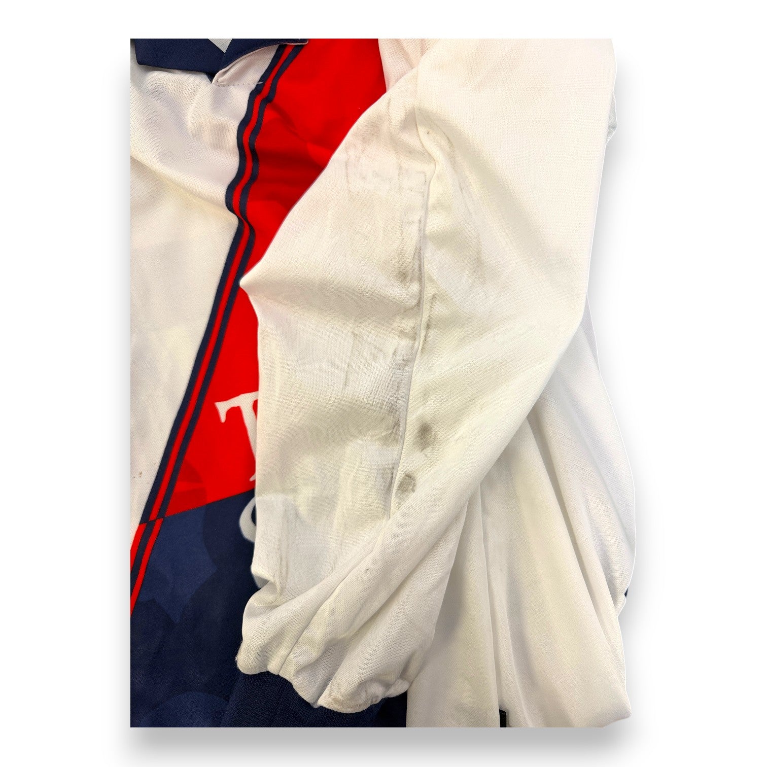 Dettaglio aloni manica maglia Cagliari Calcio 2001-02 Player Issued – imperfezione da conservazione – condizioni Good vintage