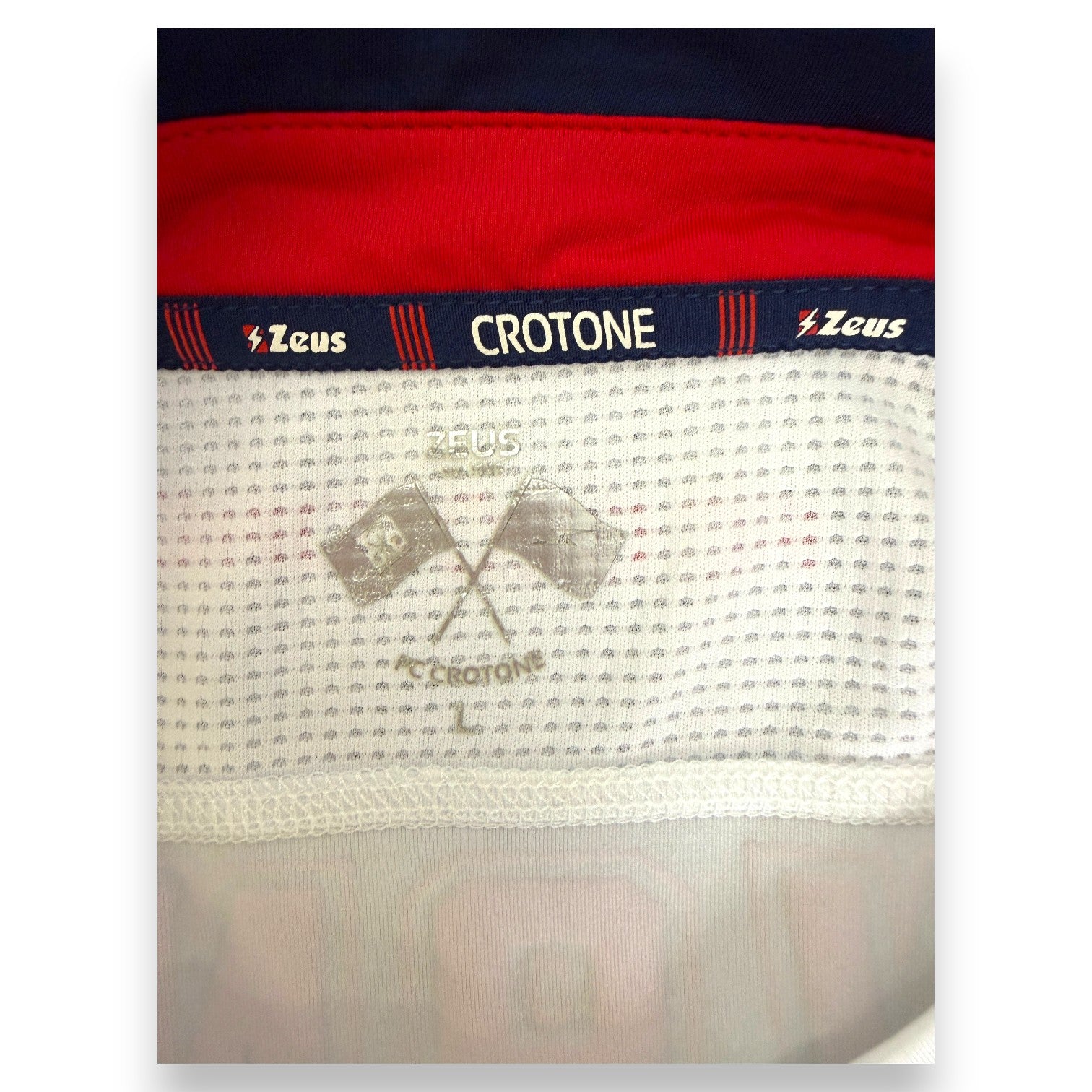 Dettaglio etichetta interna FC Crotone Zeus maglia Away 2019-20 Player Issued – numero 26 Jean Lambert Evan's – taglia L