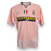 Fronte maglia Juventus Away 2003-04 Store – Nike rosa pattern scacchi – sponsor Fastweb – scudetto tricolore – due stelle