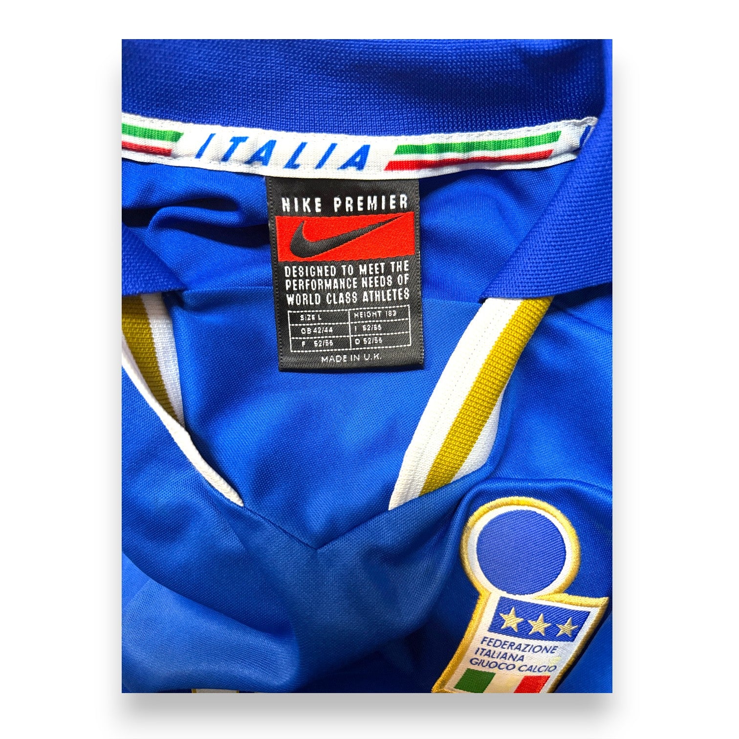 Dettaglio colletto Italia e scudetto FIGC tre stelle – maglia Home 1996 Nike