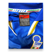 Dettaglio colletto Italia e scudetto FIGC tre stelle – maglia Home 1996 Nike