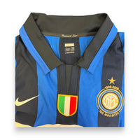 Dettaglio fronte maglia Inter Centenario 2008-09 – crest 100 Anni Inter 1908-2008 – patch scudetto – Nike Player Issued