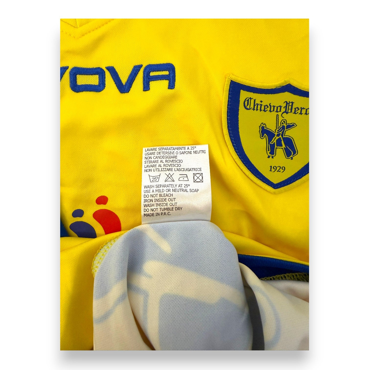 Etichetta interna maglia ChievoVerona 2012-13 Givova – Made in P.R.C. – stemma ChievoVerona 1929 – dettaglio