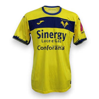 Fronte maglia Hellas Verona Away 2023-24 Player Issued amichevole – Joma – sponsor Sinergy Luce e Gas e Conforama – gialla con banda blu