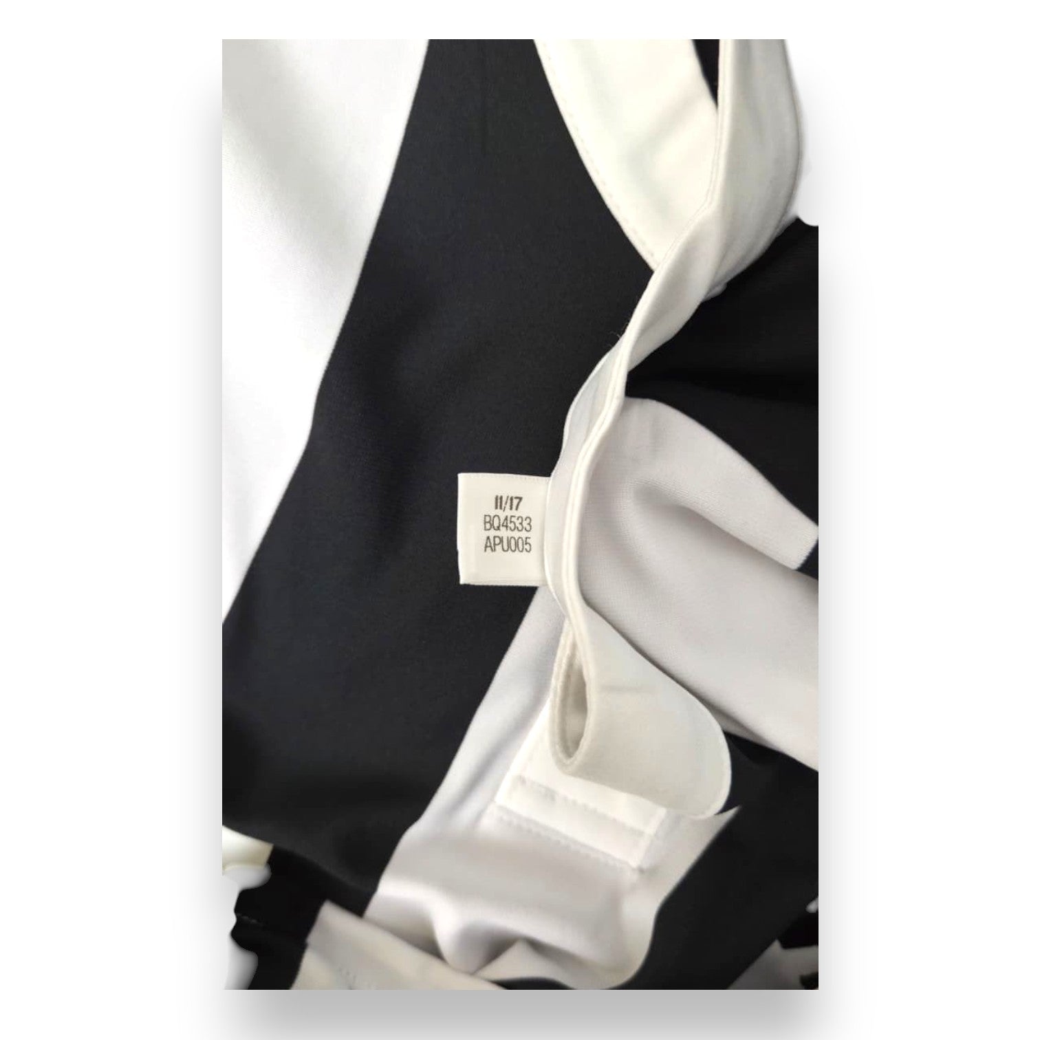 Etichetta interna con codice produzione 11/17 – maglia Juventus Home 2017-18