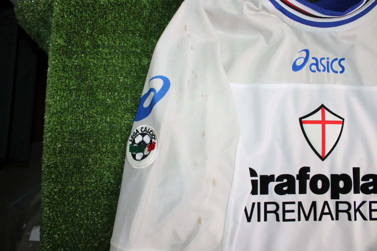 Dettaglio macchie da conservazione fianco maglia Sampdoria Away 2001-02 Player Issued – sponsor Grafoplast Wiremarkets – patch Lega Calcio – Asics taglia XL