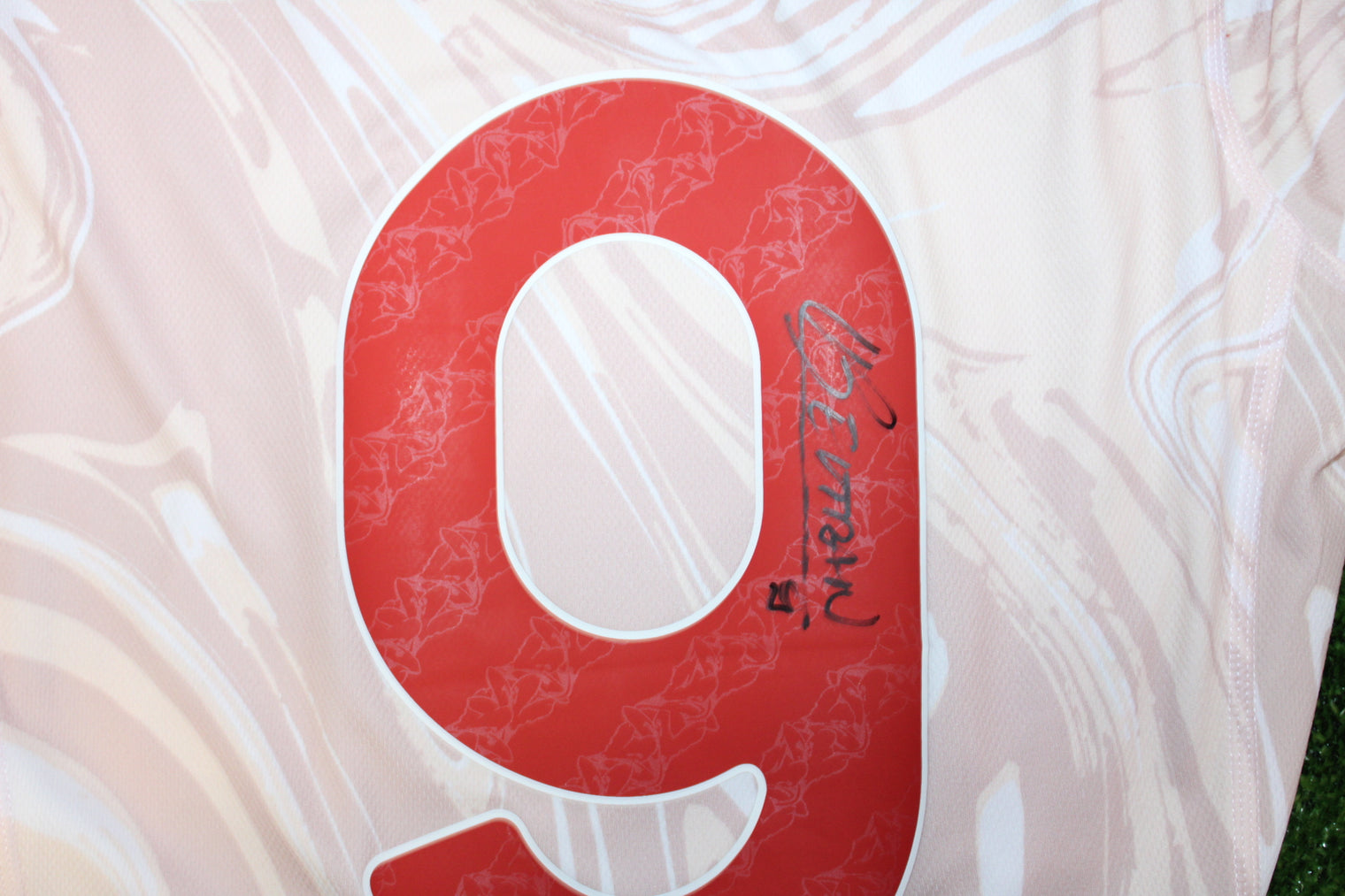 Dettaglio autografo Lucas Beltrán maglia Fiorentina 2023-24 – firma originale su tessuto marmorizzato – cimelio autentico