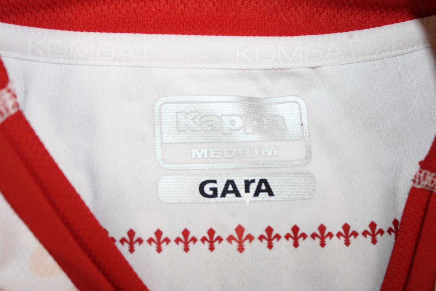 Etichetta interna maglia Fiorentina 2023-24 Kappa Kombat taglia Medium – versione autentica da gara autografata