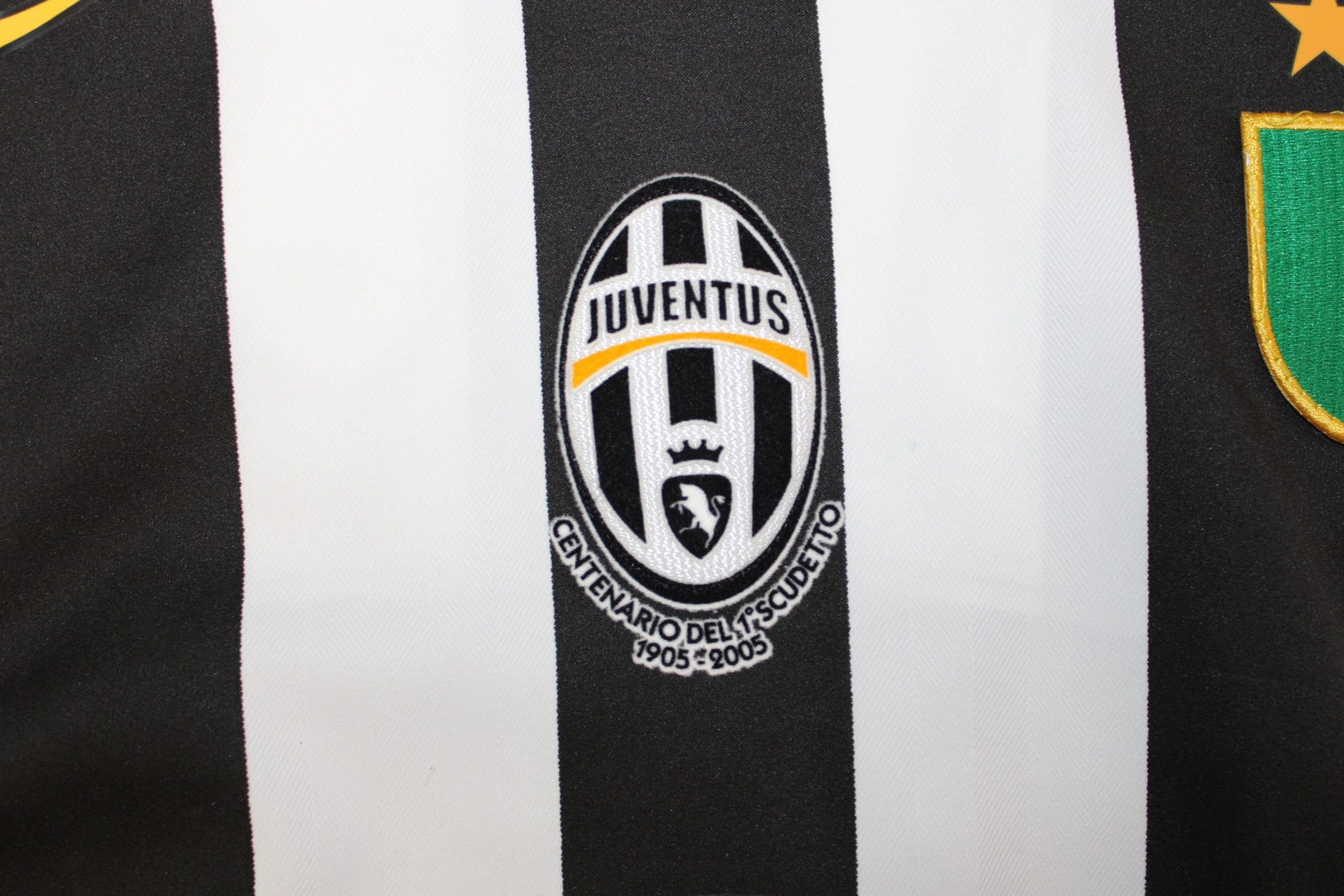Dettaglio stemma centrato e patch celebrativa centenario primo Scudetto Juventus 1905-2005 maglia Manuele Blasi Player Issued