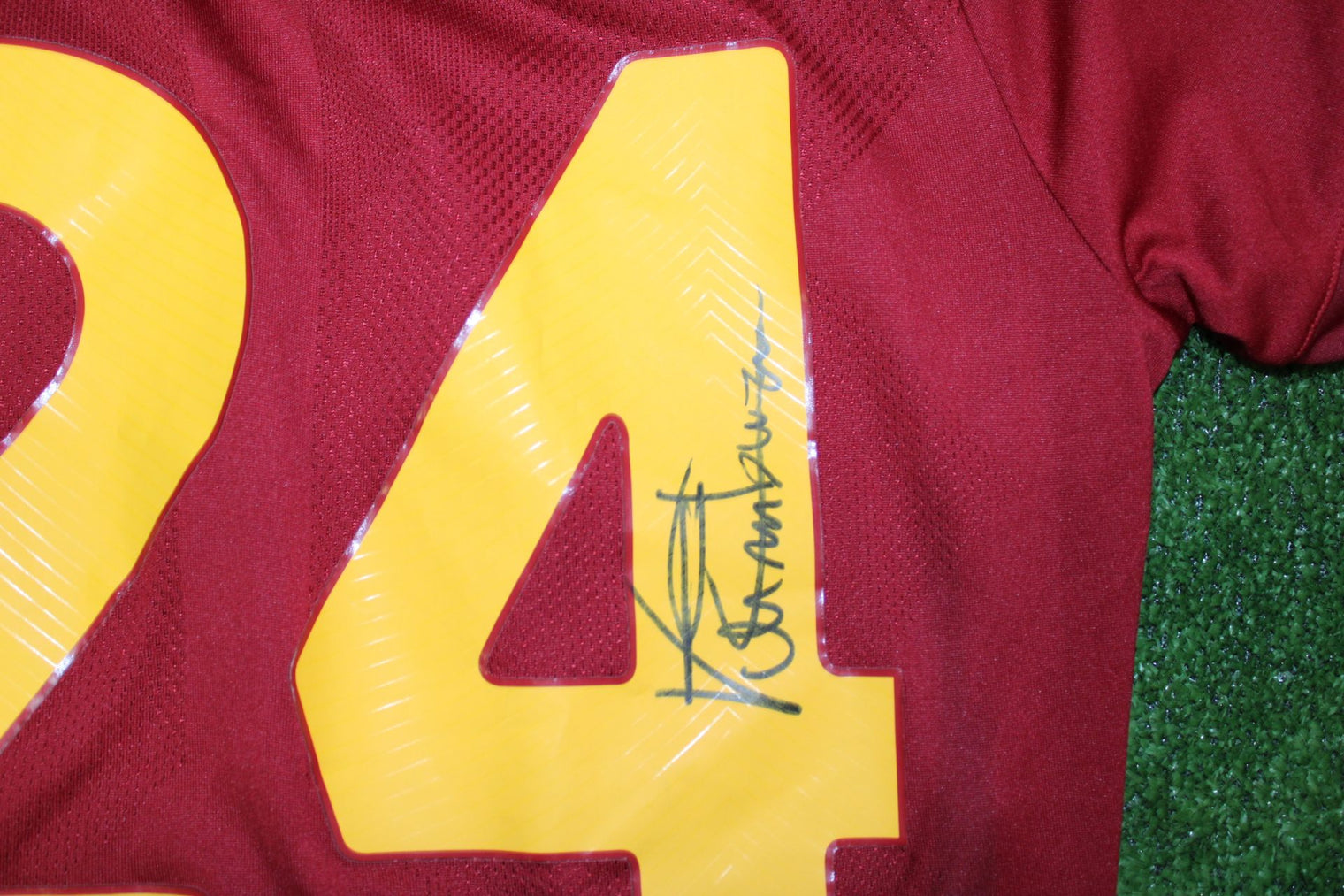Dettaglio autografo originale Marash Kumbulla maglia Roma Home 2022-23 – firma pennarello nero sul numero 24 – COA acquistabile