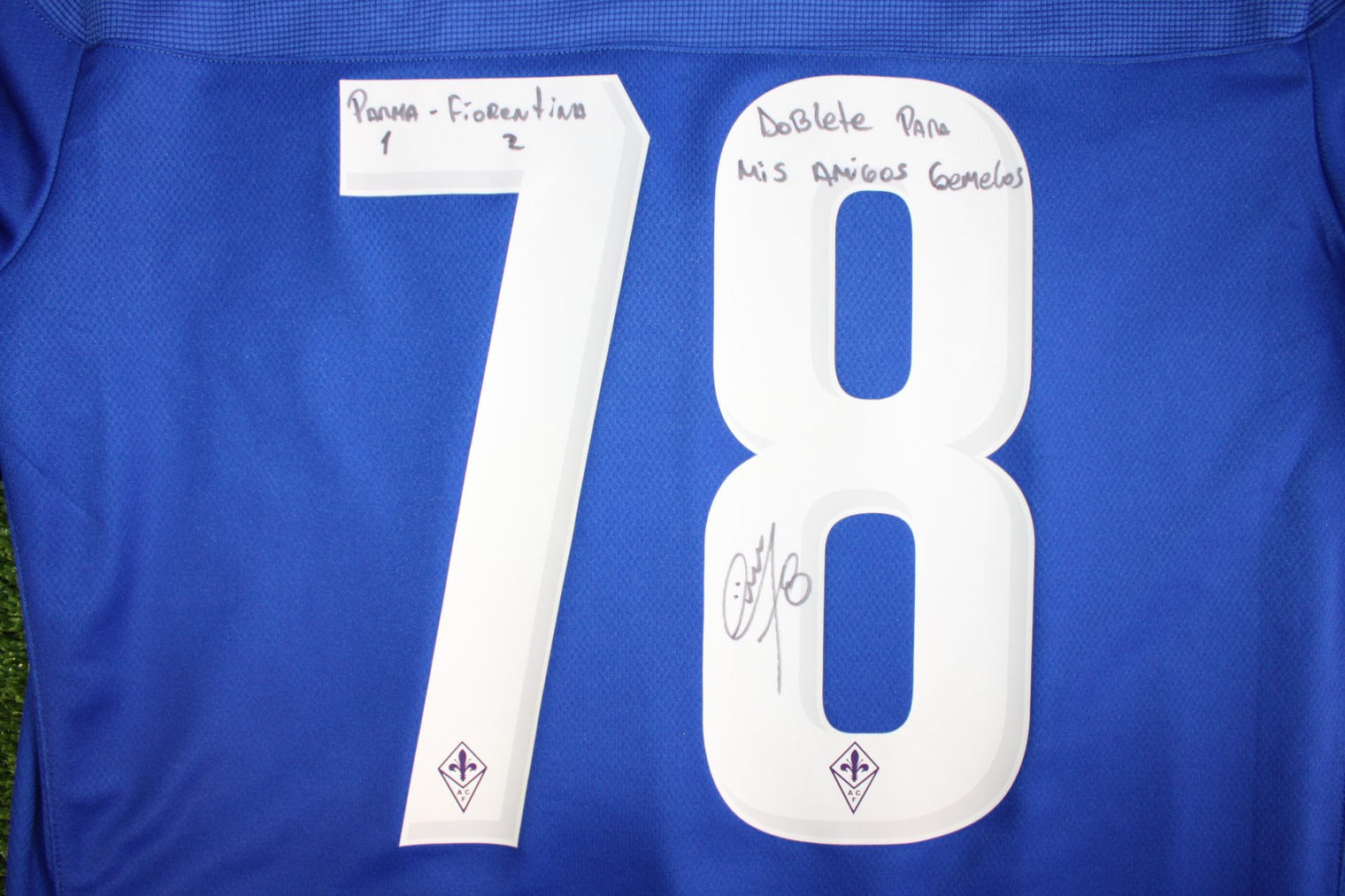 Dettaglio dedica autografa Erick Pulgar maglia Fiorentina 2019-20 – pennarello nero – doblete Parma-Fiorentina – autografo originale