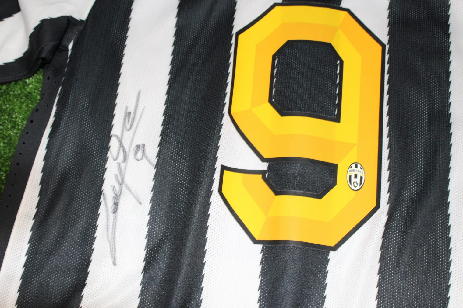Dettaglio autografo Vincenzo Iaquinta maglia Juventus 2010-11 – firma originale su tessuto bianconero – cimelio Player Issued