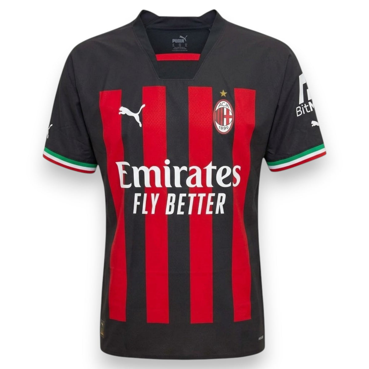 Fronte maglia AC Milan Home 2022-23 Puma Authentic – sponsor Emirates Fly Better – stemma con stella e maniche tricolore