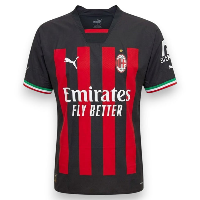 Fronte maglia AC Milan Home 2022-23 Puma Authentic – sponsor Emirates Fly Better – stemma con stella e maniche tricolore