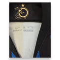 Dettaglio colletto maglia Inter 20 anni Nike – logo celebrativo biscione e Swoosh – Dri-Fit