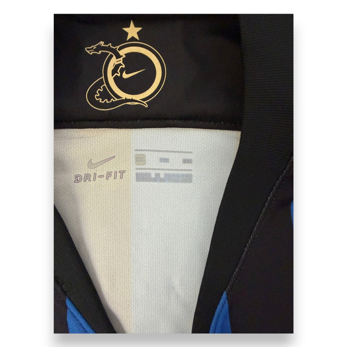 Dettaglio colletto maglia Inter 20 anni Nike – logo celebrativo biscione e Swoosh – Dri-Fit