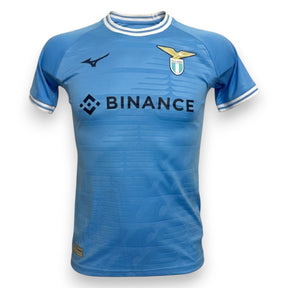 Fronte maglia Lazio Home 2022-23 Mizuno – sponsor Binance – stemma aquila Olimpia