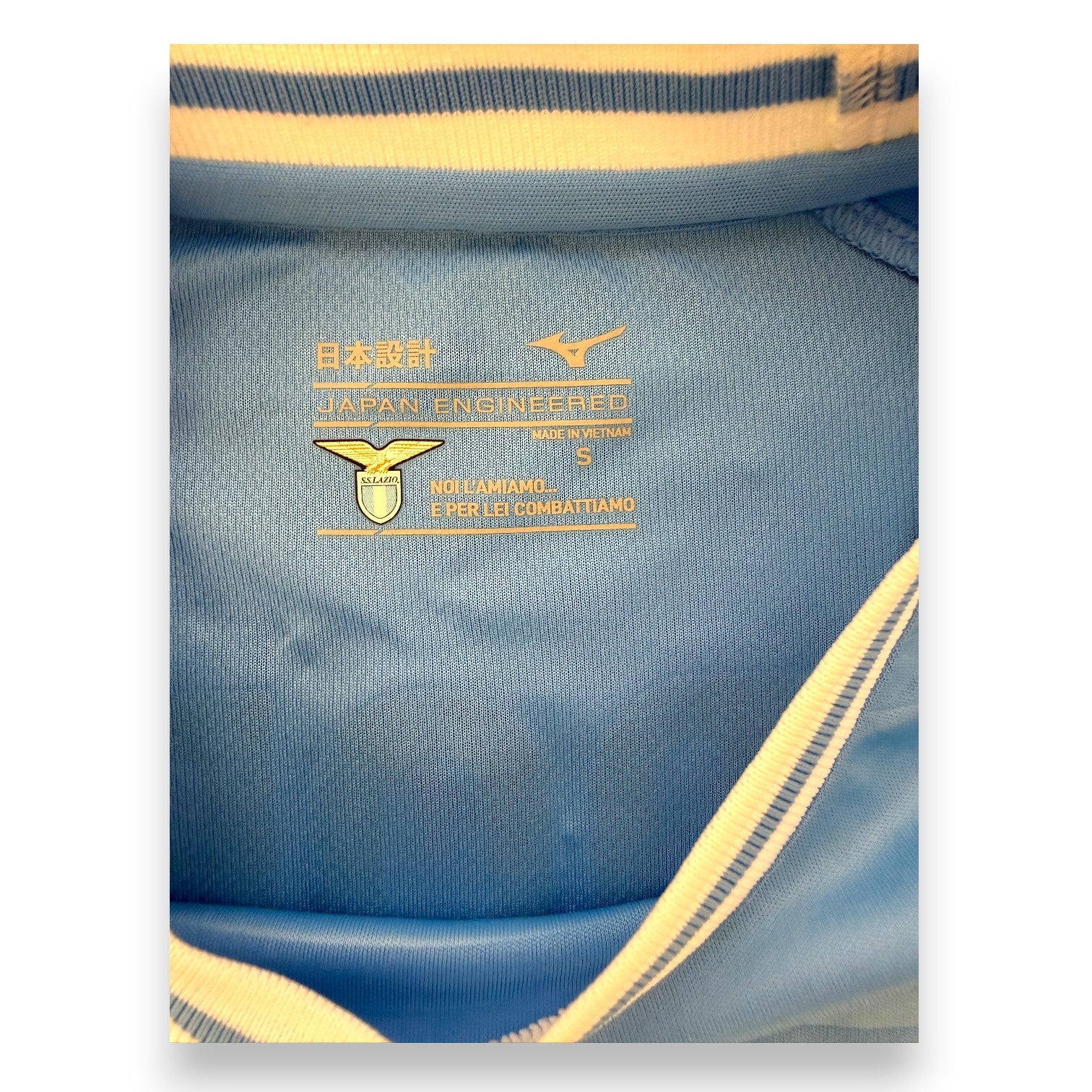 Dettaglio colletto interno taglia S maglia Lazio Home 2022-23 Mizuno Japan Engineered