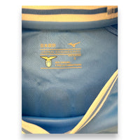 Dettaglio colletto interno taglia S maglia Lazio Home 2022-23 Mizuno Japan Engineered
