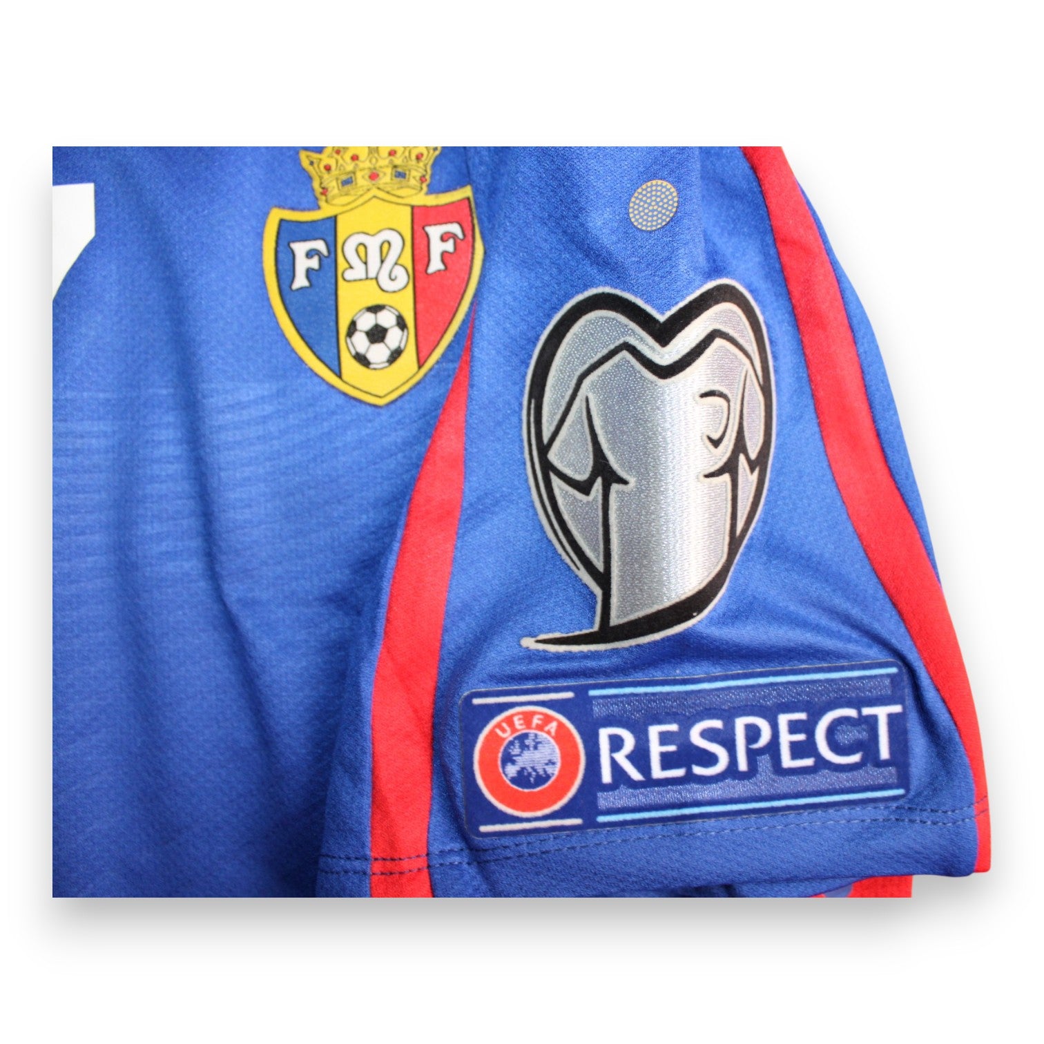 Dettaglio patch UEFA Respect e stemma FMF maglia Moldova 2014-15 Player Issued – Jako – fornitura squadra nazionale