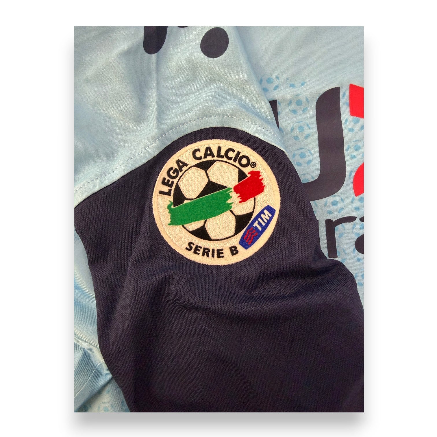 Dettaglio patch Lega Calcio Serie B TIM maglia AlbinoLeffe 2005-06 Player Issued Acerbis – Joelson numero 9