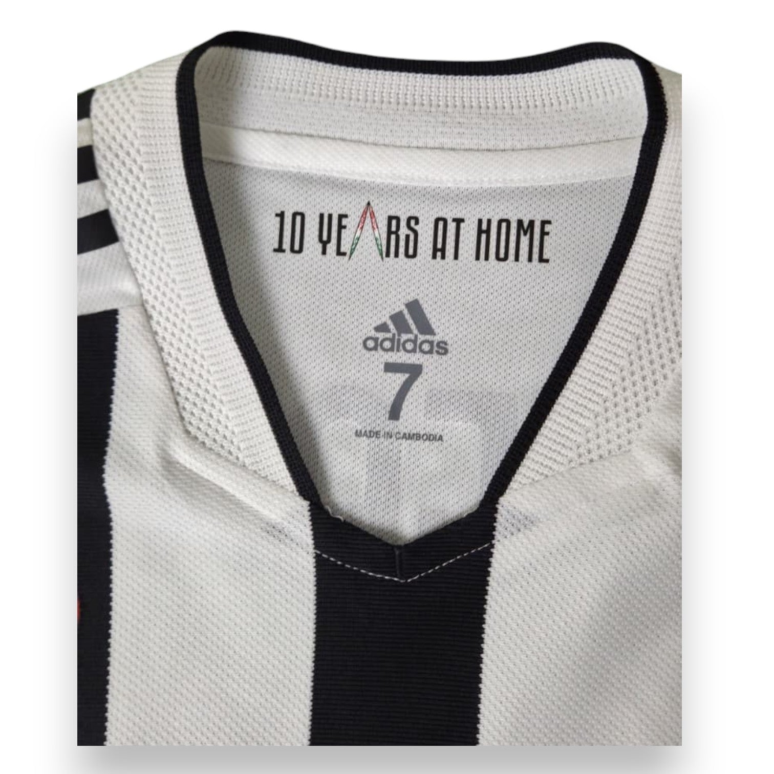 Dettaglio collo maglia Juventus Home Player Issued 2021-22 – adidas taglia 7 – Made in Cambodia – 10 Years At Home