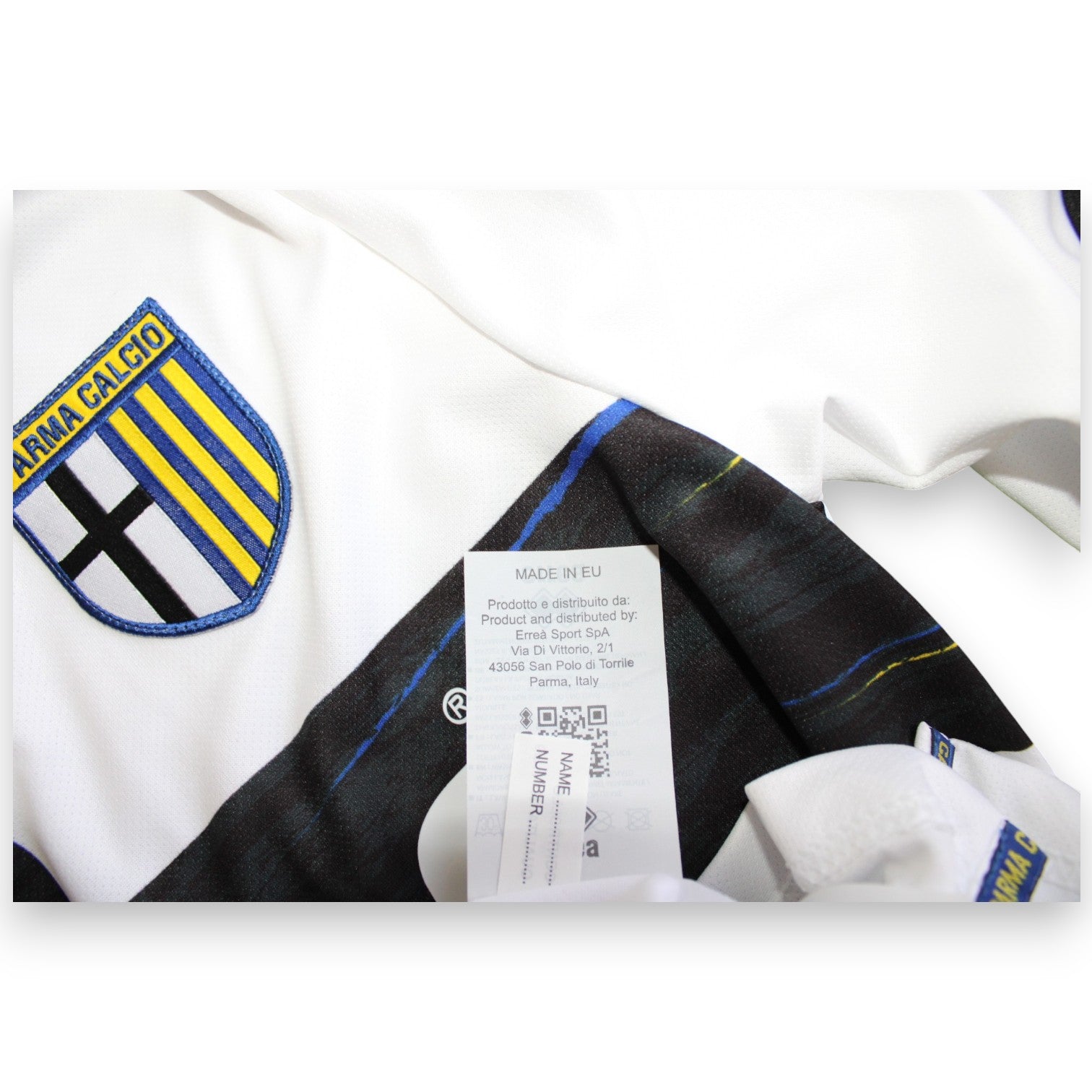 Etichetta interna maglia Parma Calcio 2021-22 Erreà – Made in EU – scudo Parma Calcio 1913 – dettaglio fornitura squadra
