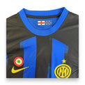 Dettaglio fronte maglia Inter Home 2024-25 – Nike – seconda stella – patch scudetto – sponsor Paramount+