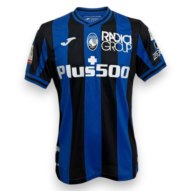 Fronte maglia Atalanta BC Home 2022-23 Store – Joma – sponsor Plus500 Radici Group – stemma Atalanta – patch Coppa Italia Serie A
