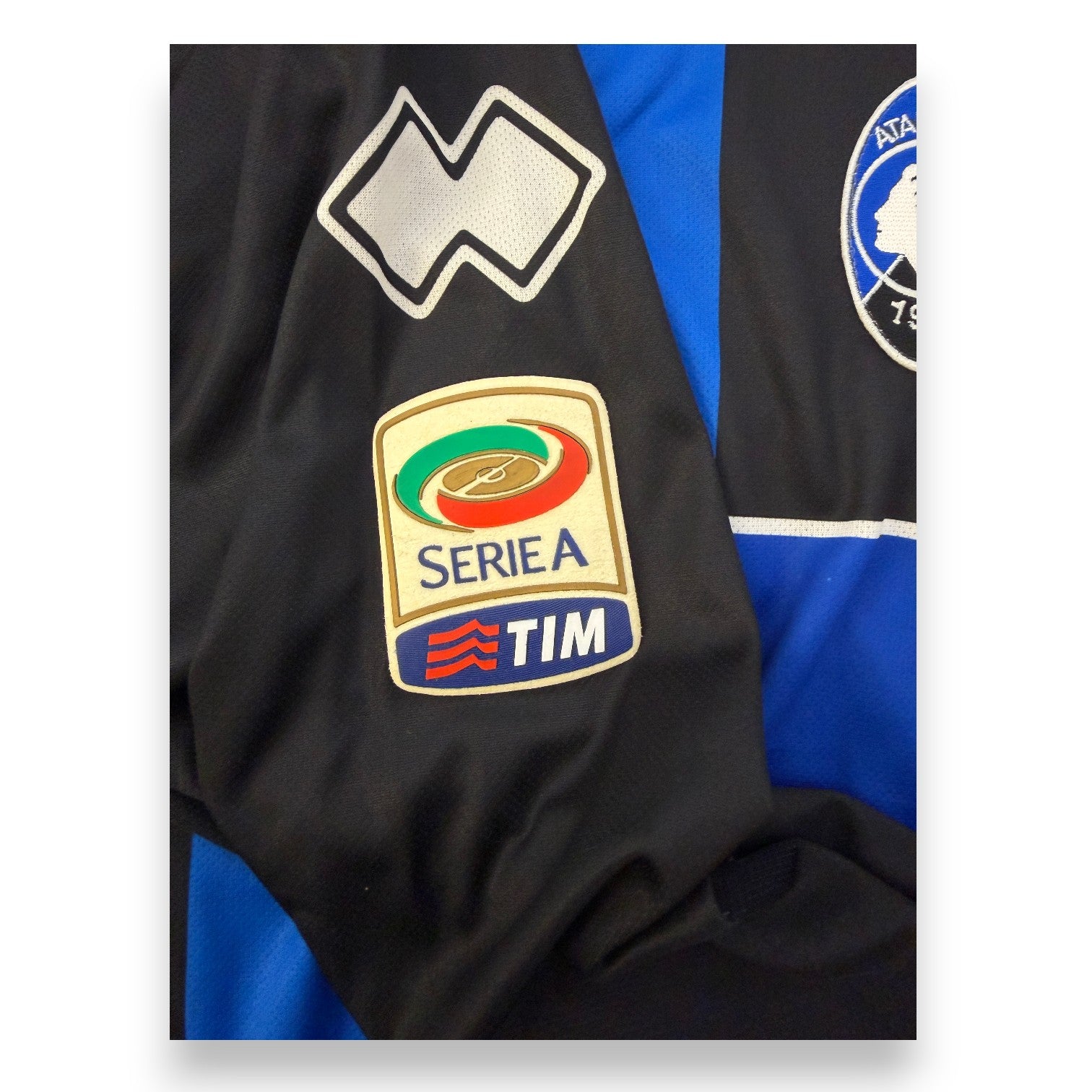 Dettaglio patch Serie A TIM maglia Atalanta 2012-14 Player Issued Erreà – Lucchini numero 3