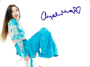 Fotografia autografata Angelina Mango ritratto a colori outfit turchese sfondo bianco – firma originale pennarello blu con cuore – 15x20 cm – condizioni Excellent