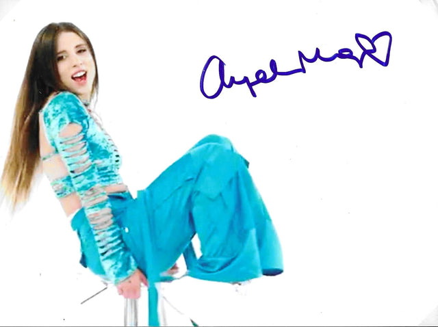 Fotografia autografata Angelina Mango ritratto a colori outfit turchese sfondo bianco – firma originale pennarello blu con cuore – 15x20 cm – condizioni Excellent