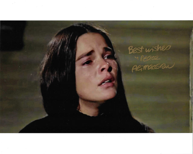 Fotografia autografata Ali MacGraw scena iconica Love Story 1970 – dedica Best Wishes Peace e firma originale pennarello dorato – 24,9x20 cm – condizioni Excellent