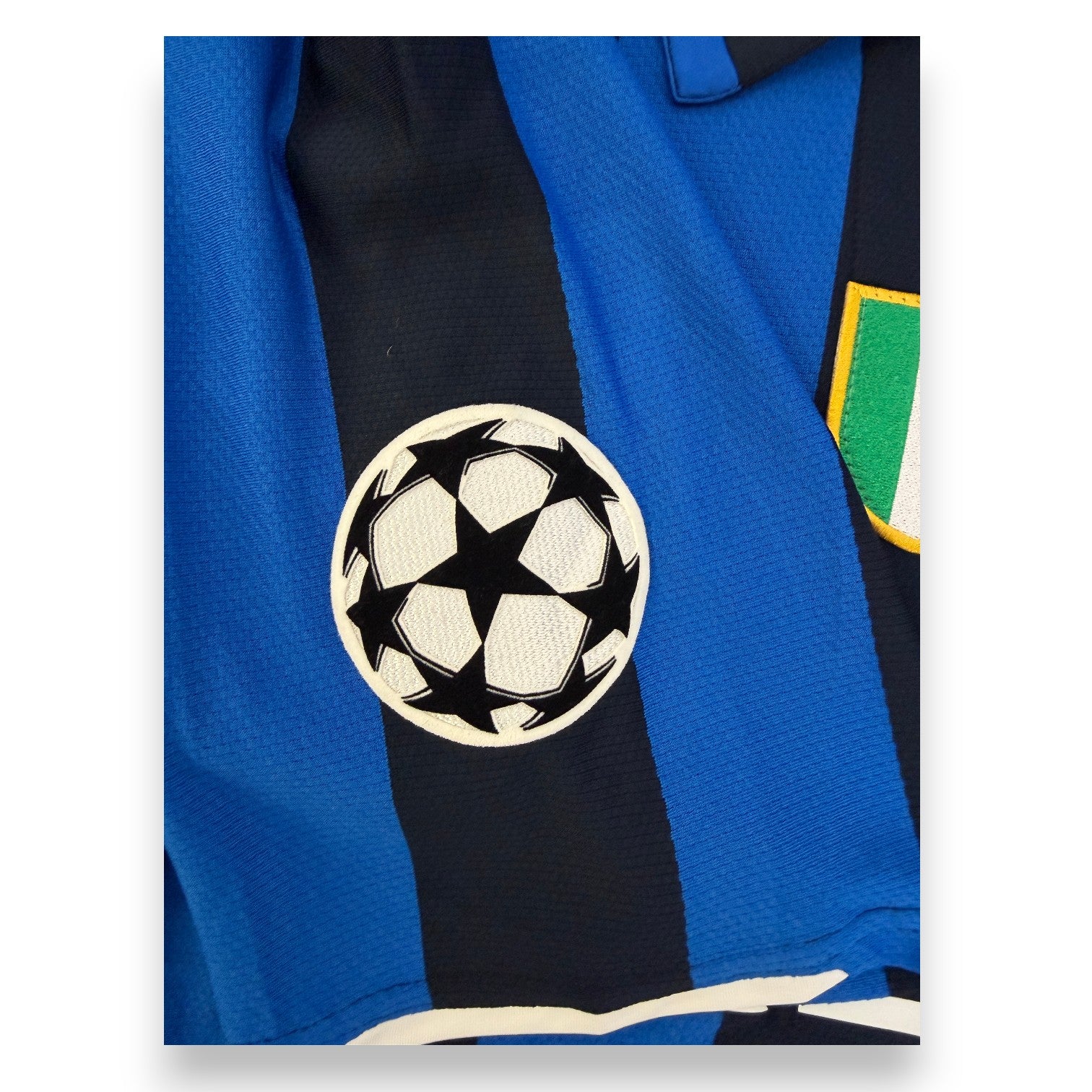 Patch UEFA Champions League maglia Inter 2007-08 Player Issued Marco Materazzi – pallone stelle ricamato – dettaglio autentico
