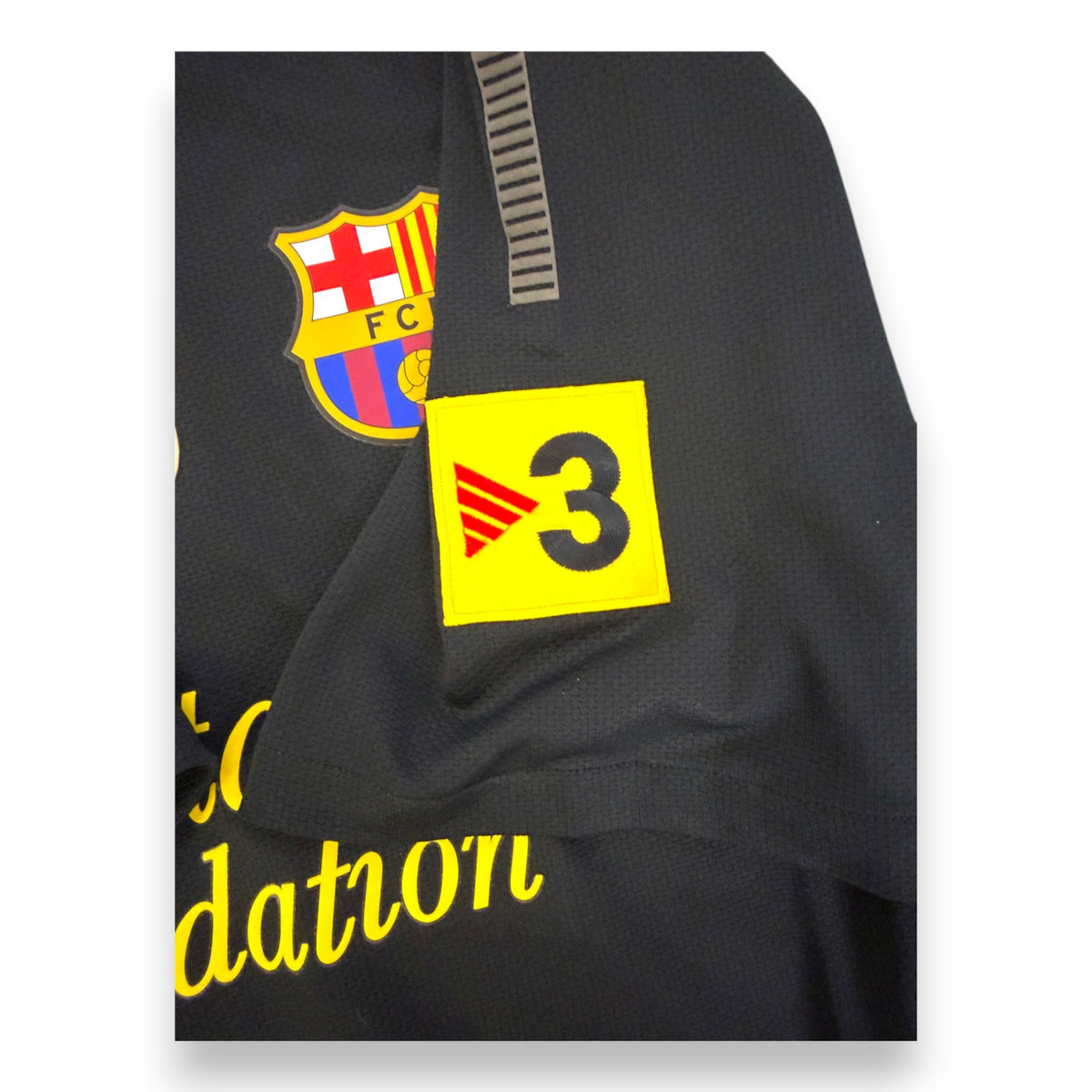 Patch TV3 sulla manica e stemma FCB maglia Barcelona Away 2011-12 Player Issued