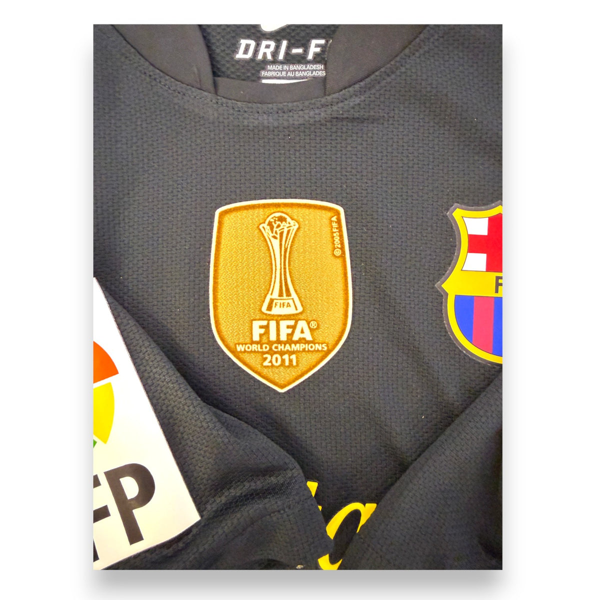 Patch FIFA World Champions 2011 e stemma FC Barcelona – maglia Away 2011-12 Messi Player Issued