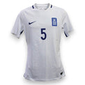 Fronte maglia Grecia Home 2016-17 Player Issued Vangelis Moras numero 5 – Nike Dri-Fit – stemma ΕΛΛΑΣ – strisce laterali blu – Qualificazioni World Cup 2018