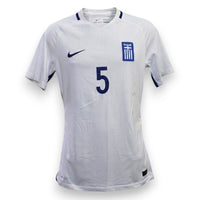 Fronte maglia Grecia Home 2016-17 Player Issued Vangelis Moras numero 5 – Nike Dri-Fit – stemma ΕΛΛΑΣ – strisce laterali blu – Qualificazioni World Cup 2018