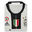 Dettaglio colletto, scudetto tricolore e stelle – maglia Juventus Home 2015-16 Adidas
