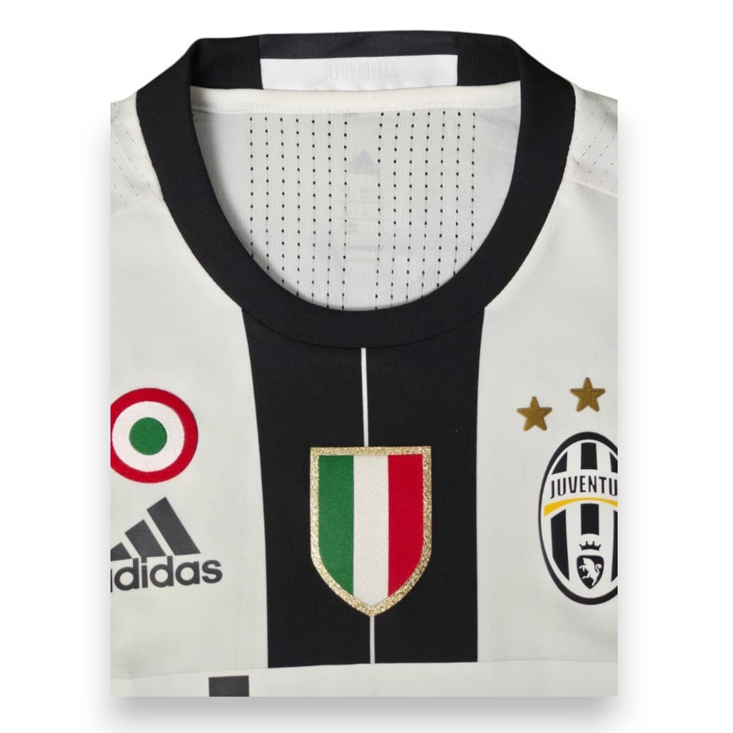 Dettaglio colletto, scudetto tricolore e stelle – maglia Juventus Home 2015-16 Adidas