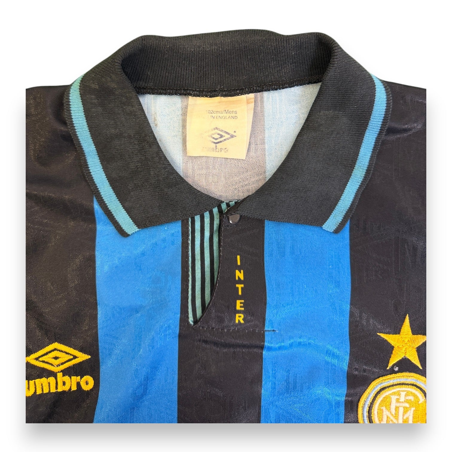 Dettaglio colletto Umbro maglia Inter Home 1993-94 – scritta INTER sul placchettino – sponsor Fiorucci – crest stella