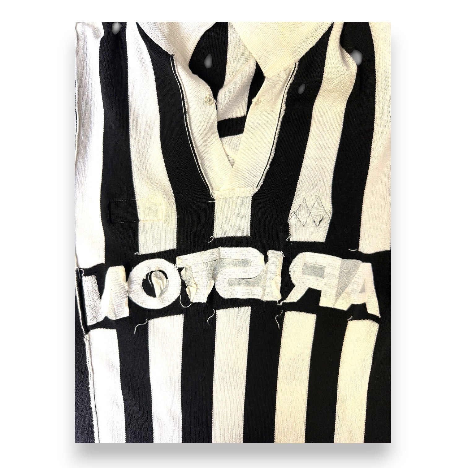 Dettaglio fronte maglia Juventus Home 1985-86 Kappa Ariston – colletto a V panna con bottone – fornitura squadra vintage