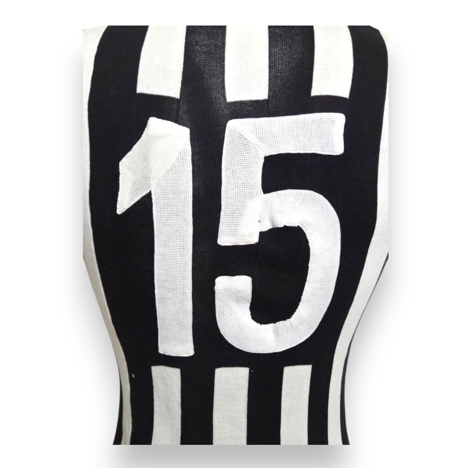 Dettaglio numero 15 cucito maglia Juventus Home 1985-86 Player Issued – applicazione in tessuto a rete su fondo nero
