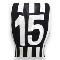 Dettaglio numero 15 cucito maglia Juventus Home 1985-86 Player Issued – applicazione in tessuto a rete su fondo nero