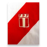 Dettaglio difetto stemma FPF maglia Perù Walon 2000-02 – piccola sfilacciatura bordo toppa